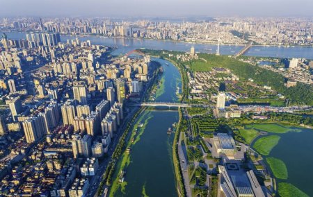 Vista aérea de Wuhan, ciudad propensa a las inundaciones, ubicada en la confluencia de los ríos Yangtsé y Han.